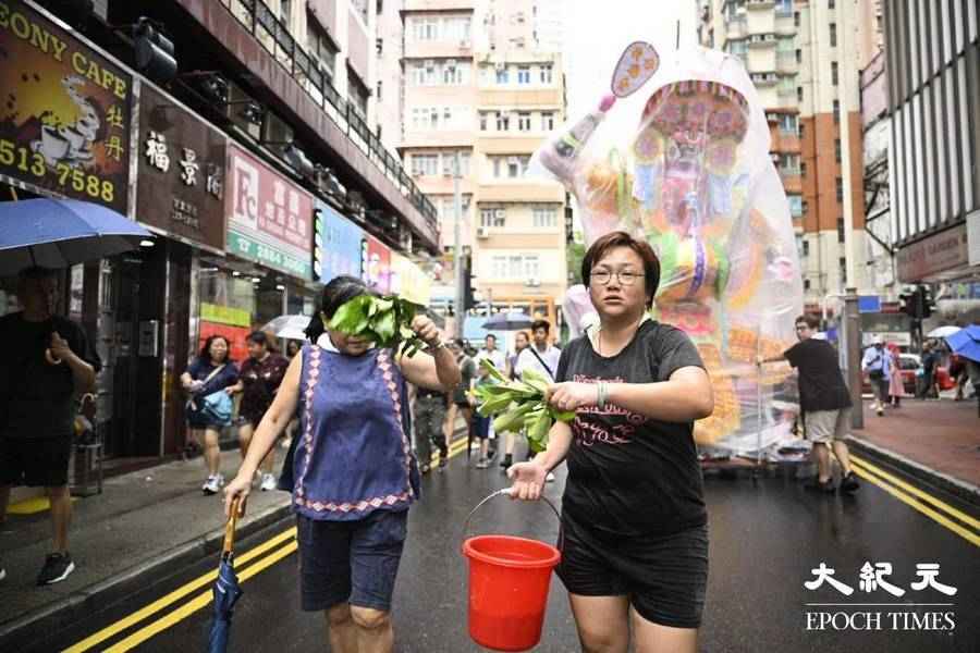 筲箕灣西灣河盂蘭勝會 大士王包膠袋冒雨巡遊（有片）