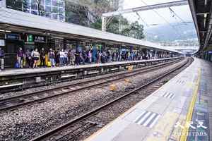 少年打開列車緊急出口門逃去 警列違反香港鐵路附例