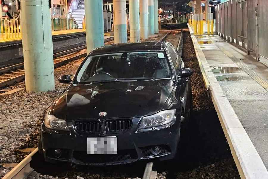 【有片】私家車闖安定站卡路軌 警揭為失車