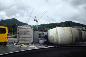 西貢公路田螺車翻側 無人受傷