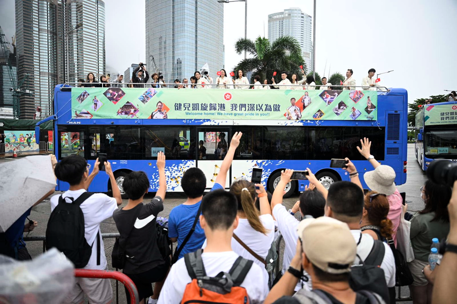 巴黎奧運｜開篷巴巡遊鬧市 港人夾道祝賀答謝