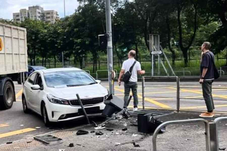 上水私家車失事剷安全島 交通燈損毀嚴重