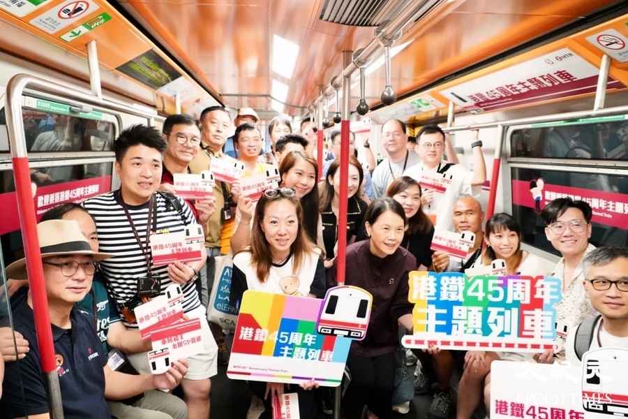 港鐵復刻白頭列車開放參觀 鐵路迷興奮打卡