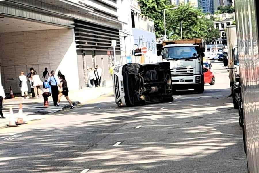 荃灣貨Van與私家車相撞翻側 兩司機輕傷