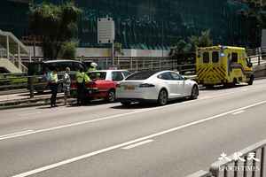 告士打道三車相撞 女鐵騎士受傷送院