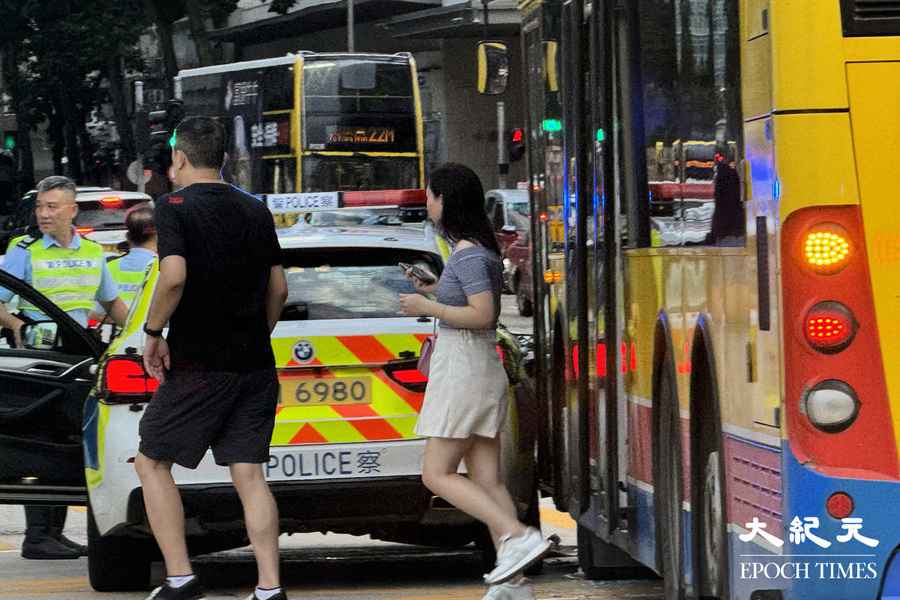 九龍灣城巴警車相撞 一人受傷