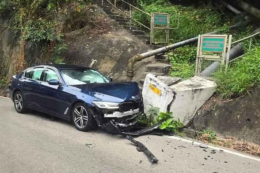 南區私家車撼石壆 八旬司機輕傷