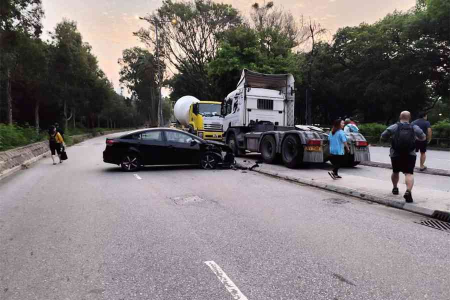 私家車撞拖頭 司機失蹤 巴士被阻乘客報案