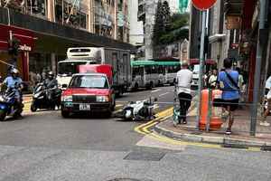 堅尼地城的士撞低電單車 鐵騎士手部受輕傷