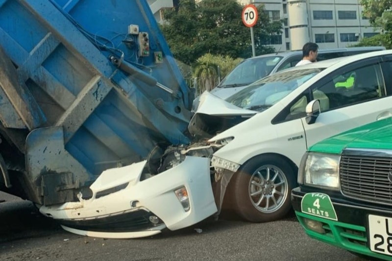 大埔私家車直剷垃圾車尾 一司機輕傷