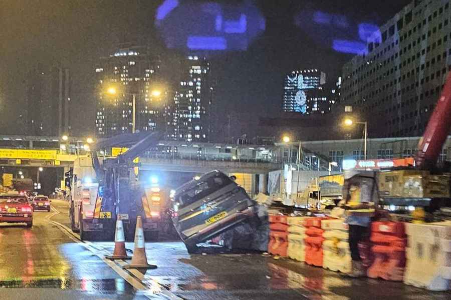 交通意外｜九龍灣私家車剷上路邊水馬陣