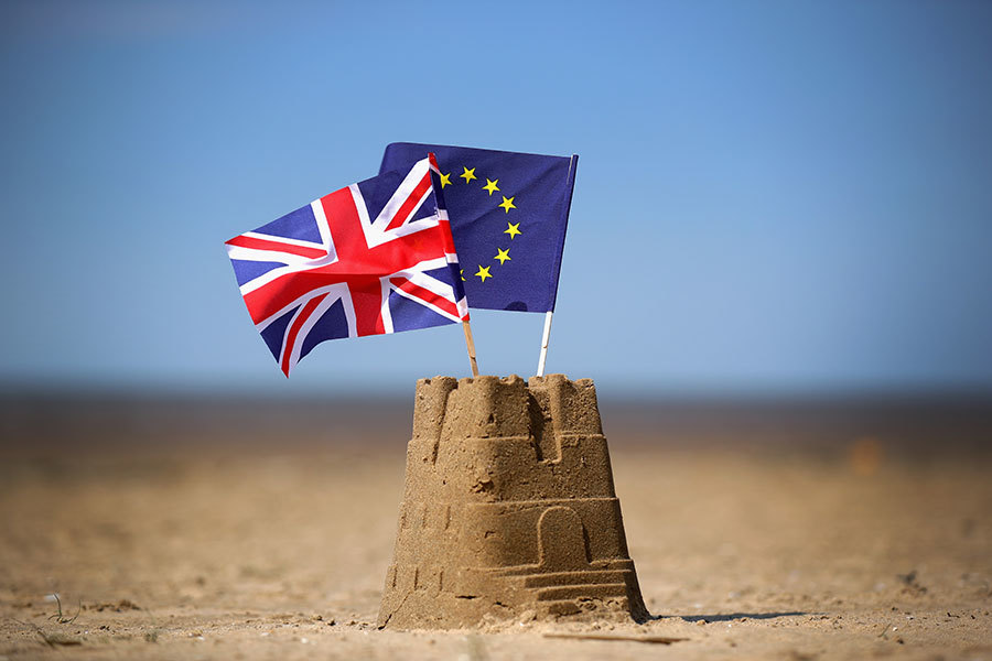歐洲聯盟（EU）談判員巴尼耶（Michel Barnier）今天表示，英國必須就積欠歐盟部份，以及歐洲公民在英國脫離歐盟後的命運達成協議，才能開始談貿易協議。（Photo by illustration by Christopher Furlong/Getty Images）