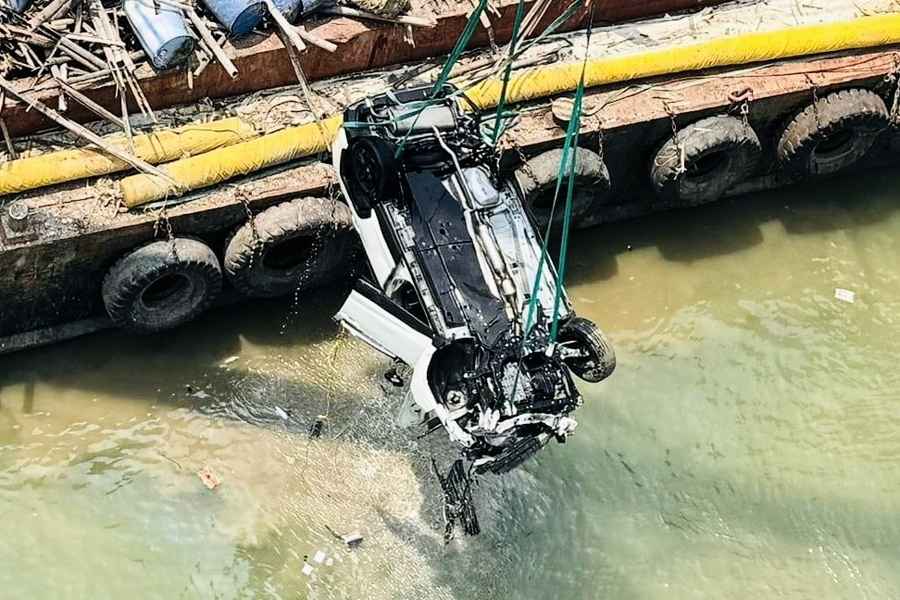 深圳灣大橋奪命車禍 私家車殘骸拖往檢驗