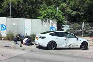 大埔公路電單車Tesla相撞 鐵騎士一度昏迷