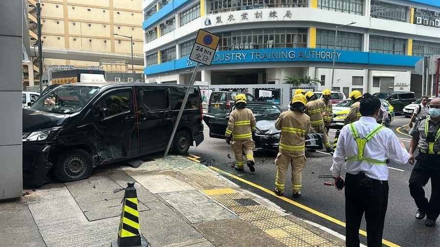 交通意外｜九龍灣Tesla撼客貨車 司機俱傷送院