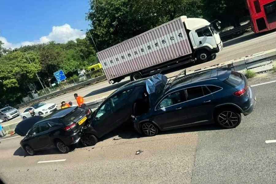 粉嶺公路四車相撞 兩人受傷送院