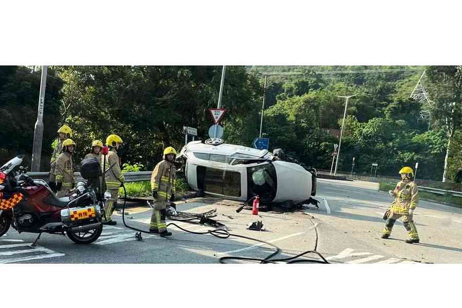 元朗凹頭迴旋處的士私家車相撞 兩人受傷送院