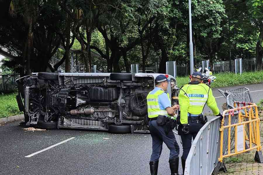 柴灣客貨車撞欄翻側 司機受輕傷拒絕送院