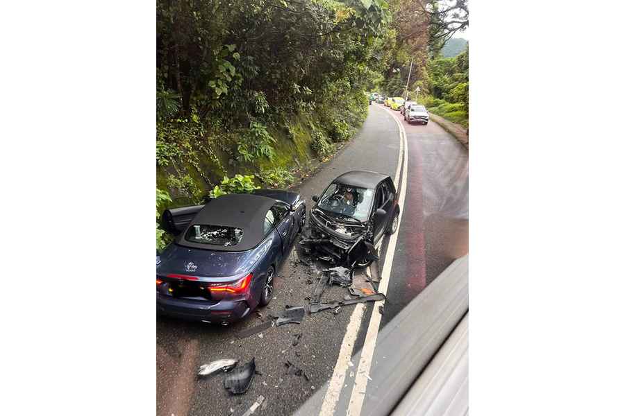 西沙路三車相撞 一私家車車頭盡毁