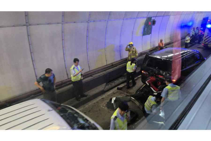 獅子山隧道電單車撞輕貨 2人傷