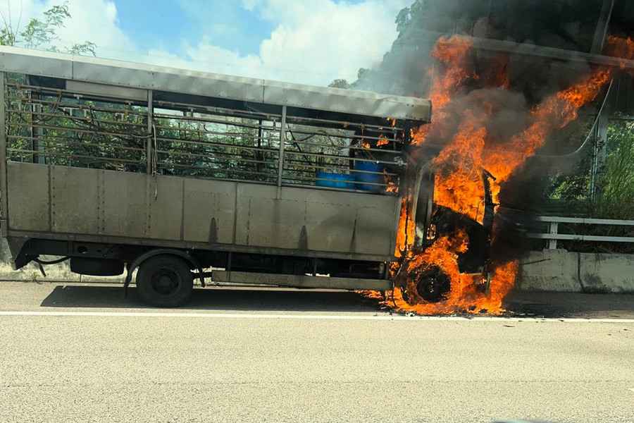 吐露港公路貨車起火 無人傷