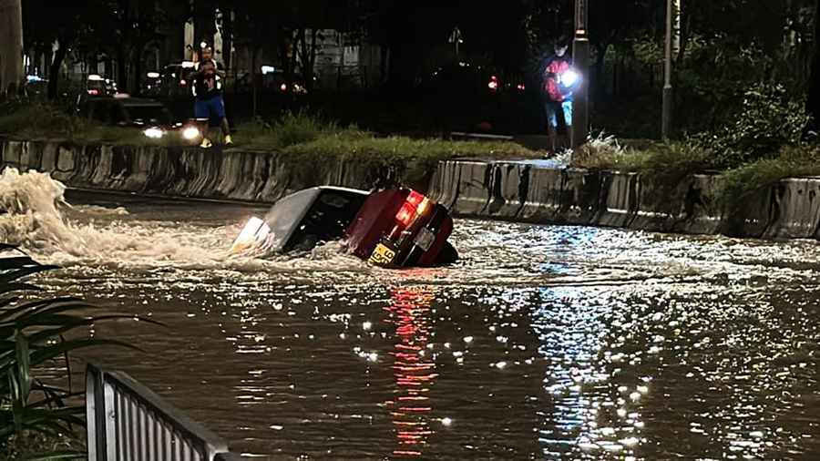 荔枝角道爆水管路陷 水務署擬明早6時前重開路段（更新）