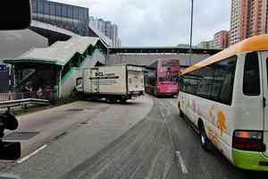 九龍灣貨車撞巴士 5人傷送院