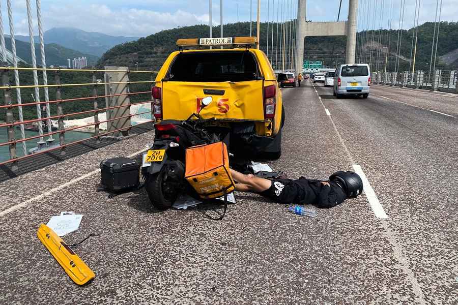 青馬大橋電單車撞巡邏車尾 鐵騎頭重創昏迷送院