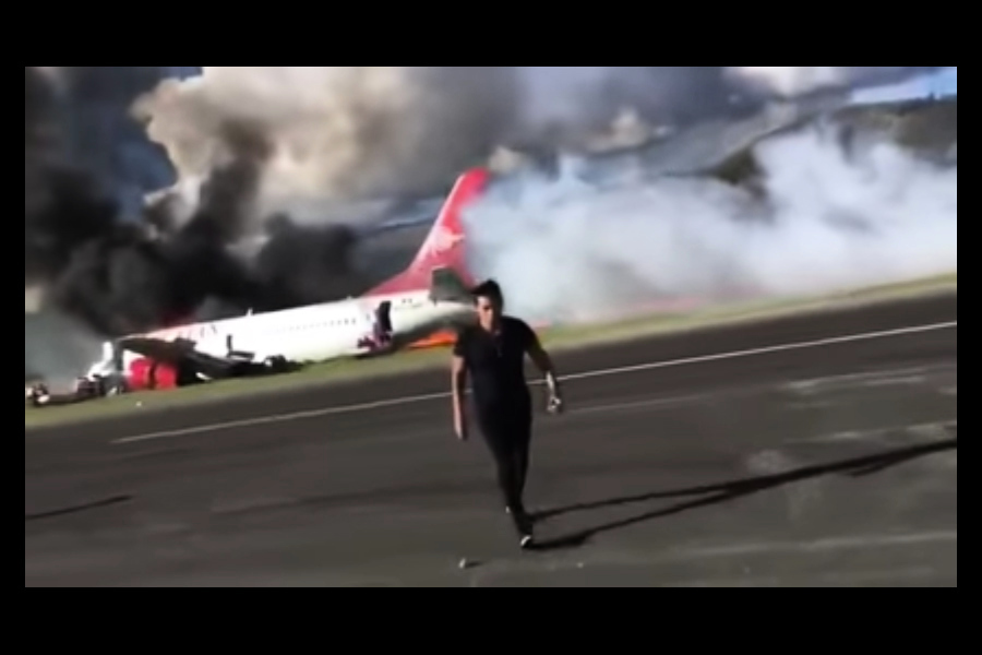 秘魯客機硬著陸時起火 141人被緊急疏散