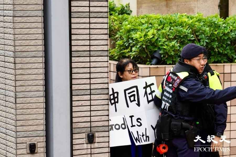 初選案｜長毛太太批冤獄 呂智恆養母舉牌被帶走