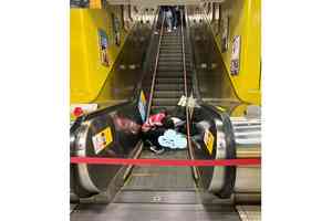 油塘站婦人在扶手電梯跌倒