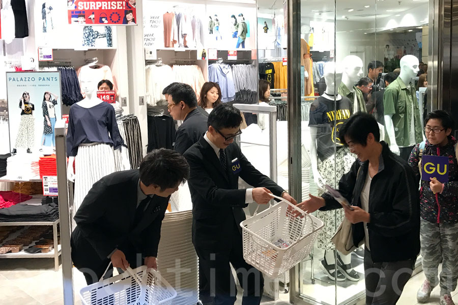以「Wear Tokyo Now!」口號進軍香港的日本時尚品牌GU，今日首間位於尖沙咀美麗華商場的店舖開張，早上吸引了大批市民排隊等候，商場採取人流管制，顧客需要排隊分批入場。（王文君／大紀元）