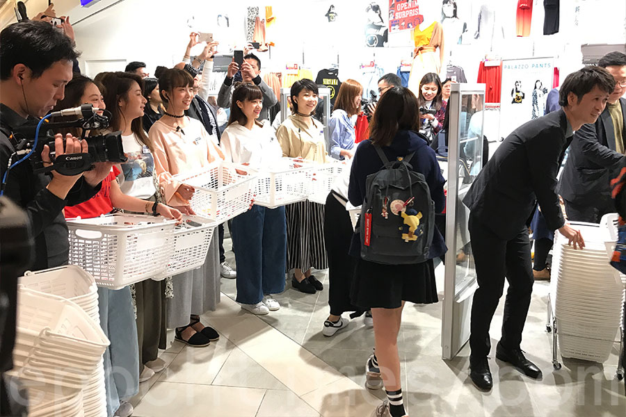 以「Wear Tokyo Now!」口號進軍香港的日本時尚品牌GU，今日首間位於尖沙咀美麗華商場的店舖開張，早上吸引了大批市民排隊等候，商場採取人流管制，顧客需要排隊分批入場。（王文君／大紀元）