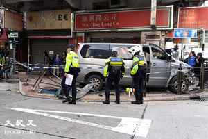 荃灣七人車撞欄兩途人傷