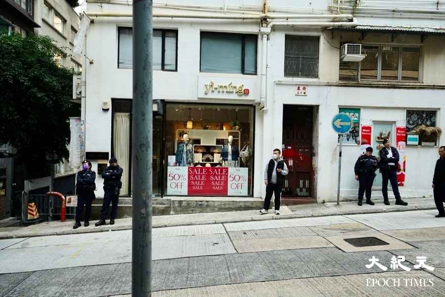 見山書店辦書展 警員附近部署