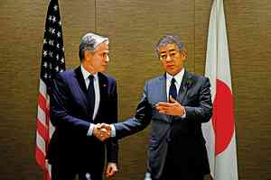 特朗普就職禮 日本外相罕見參加