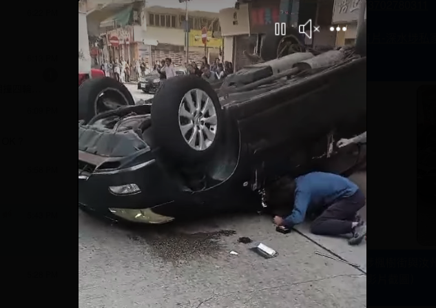 深水埗私家車的士相撞四輪朝天 途人救被困司機