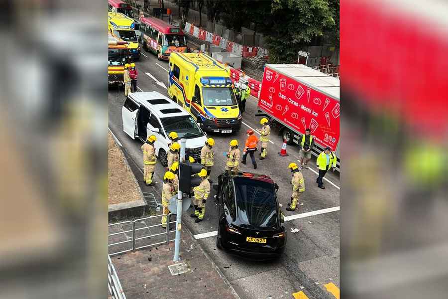 長沙灣兩車相撞3途人傷 女學生昏迷送院