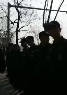 中共警察築成人鏈阻擋訪民進入八寶山公墓。（自由亞洲電台）