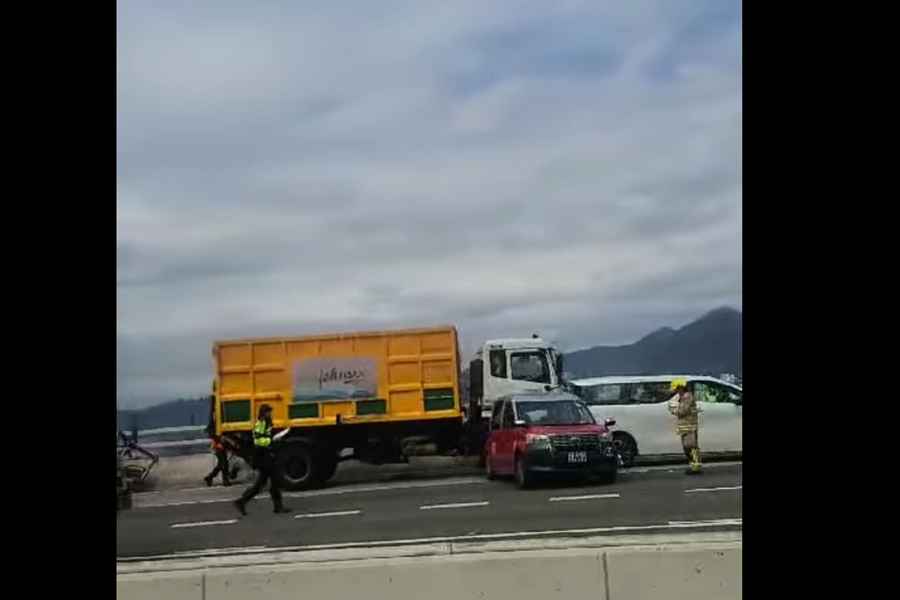 東區走廊4車相撞 泥頭車女司機昏迷送院