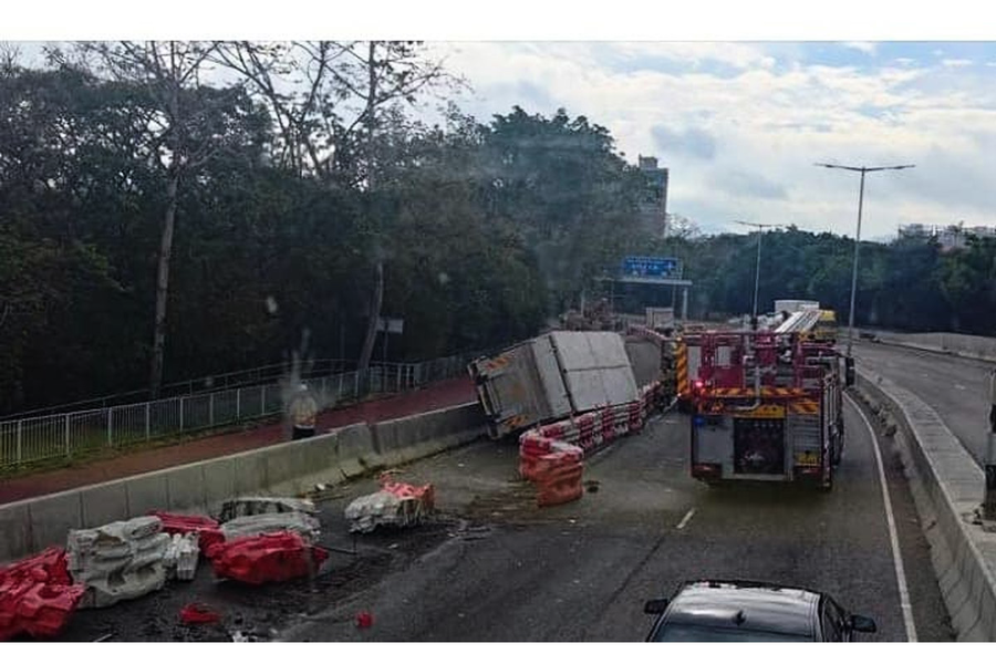 元朗貨車撞水馬翻側　司機獲救送院