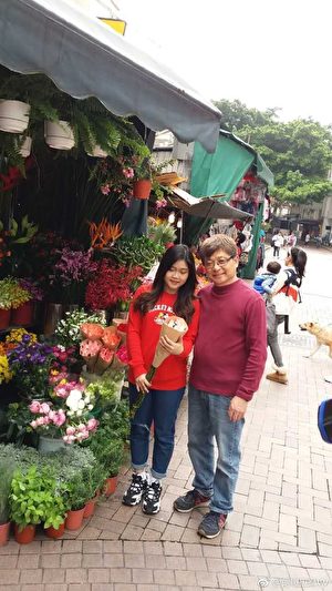 朗嘎拉姆遊歷鄧麗君生前喜歡去的香港花店。（朗嘎拉姆微博）
