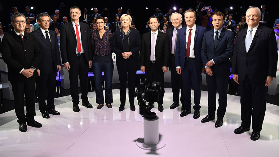 4月4日晚，法國11名候選人參加電視辯論，其中一名候選人Philippe Poutou讓人意外地拒絕合照。（LIONEL BONAVENTURE/AFP/Getty Images）