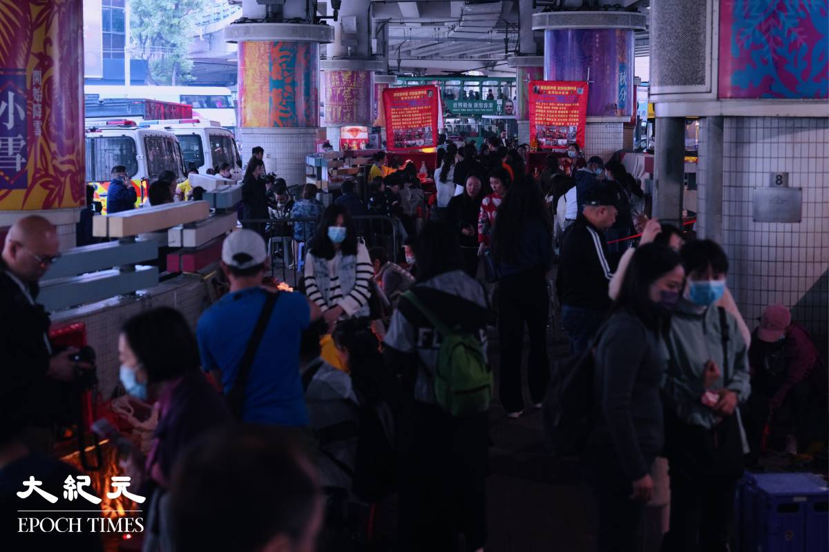 不少市民今日來到銅鑼灣鵝頸橋下排隊「打小人」。（霄龍／大紀元）