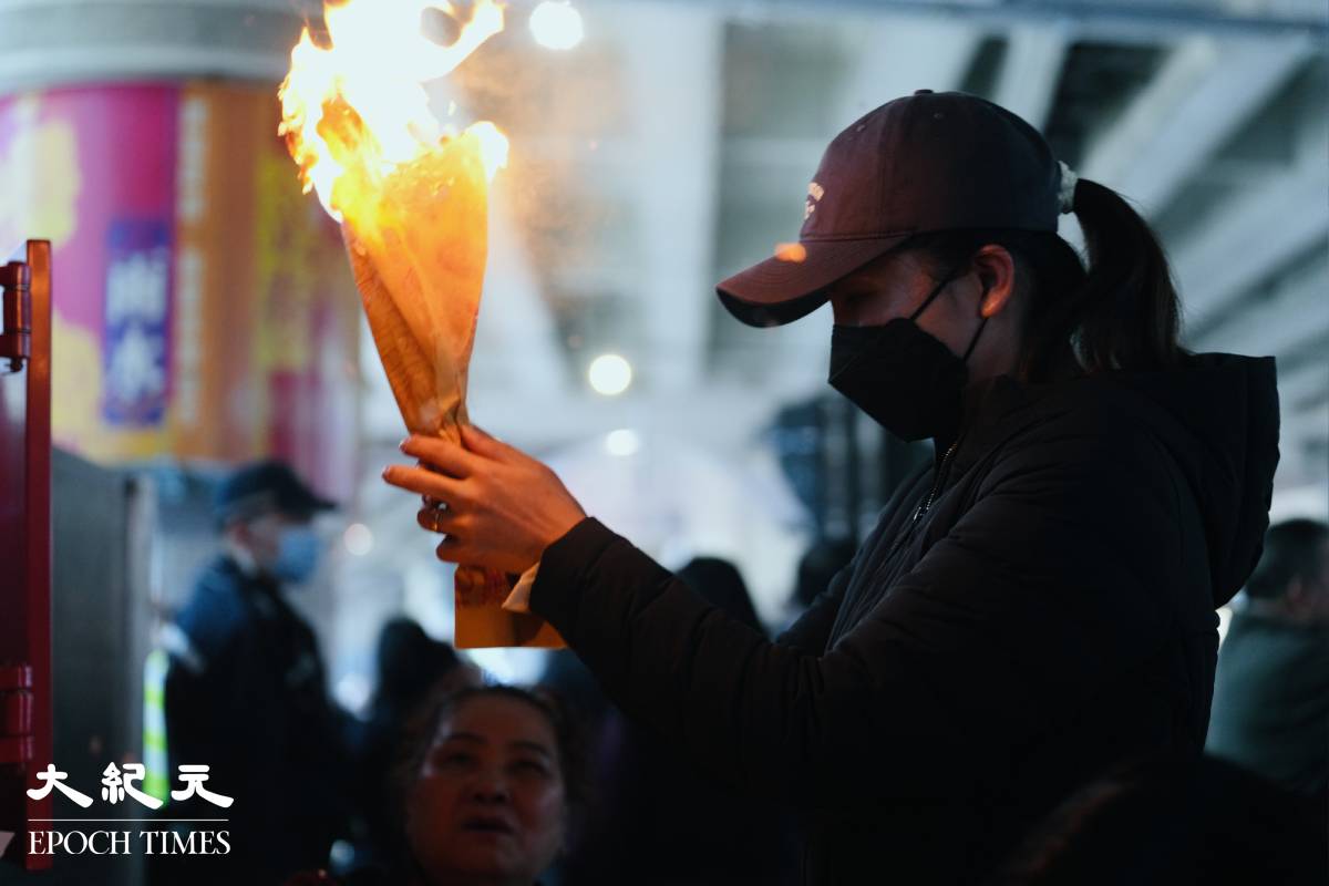 不少市民今日來到銅鑼灣鵝頸橋下「打小人」。（霄龍／大紀元）