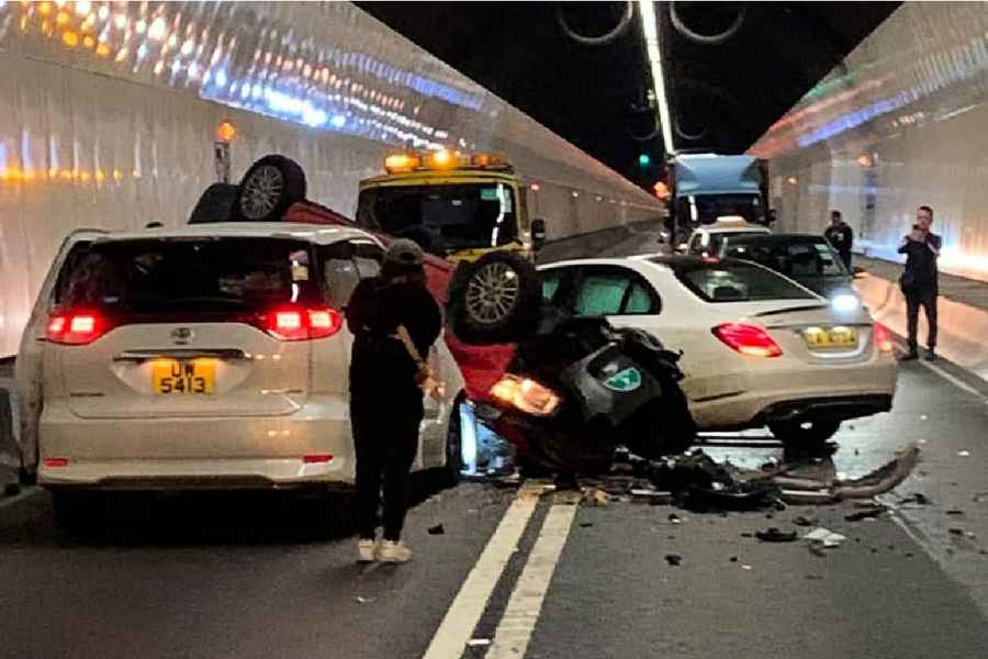 城門隧道3車相撞四人傷