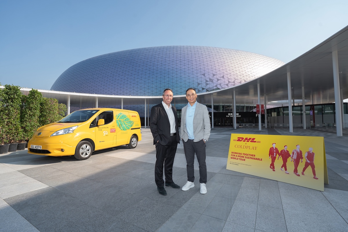 DHL Express香港成為啟德體育園官方合作夥伴。圖為（左起） 啟德體育園行政總裁莊澤基（John Sharkey）和DHL Express香港及澳門高級副總裁暨董事總經理蔣國雄。（DHL Express香港提供）
