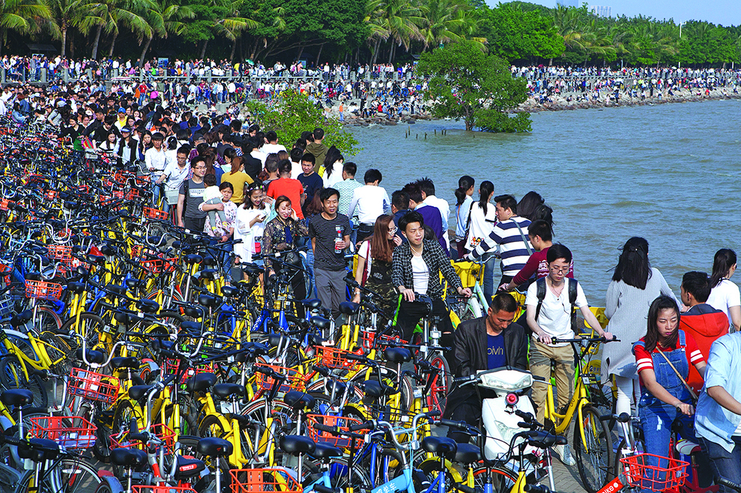 4月3日，深圳灣公園內臨海的單車道上被堵得水洩不通，大量共享單車被停在路邊，佔據道路約2/3。（大紀元資料室）