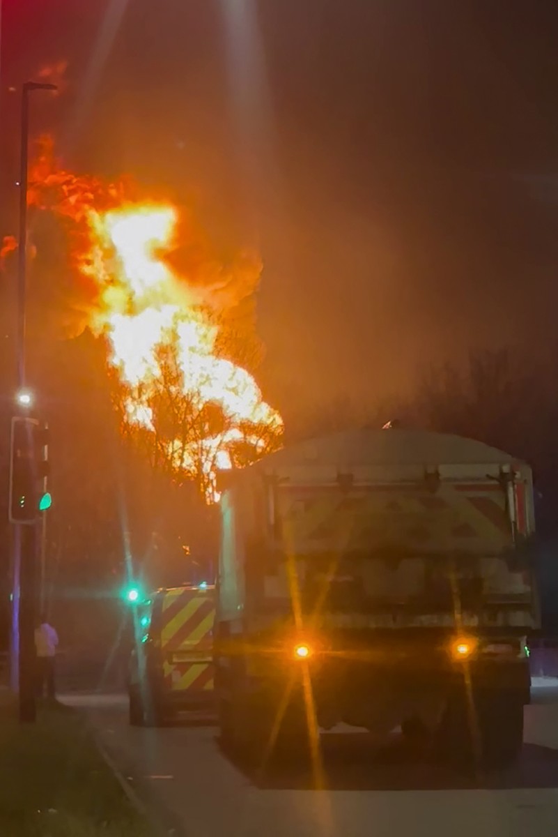 周五(3月21日),倫敦希斯路機場(Heathrow Airport)因供電變電站大火導致全面停電。(Handout / Courtesy of X user @fire_at_Vill / AFP)