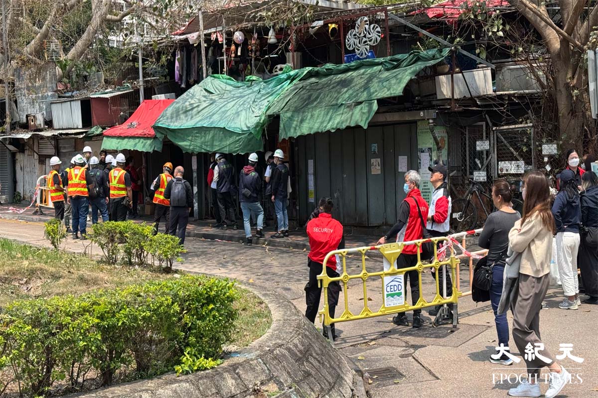 地政總署今日（2日）派員到黃大仙竹園聯合村展開遷拆工作，大批保安員阻止嘗試進入村內的居民。（讀者提供）
